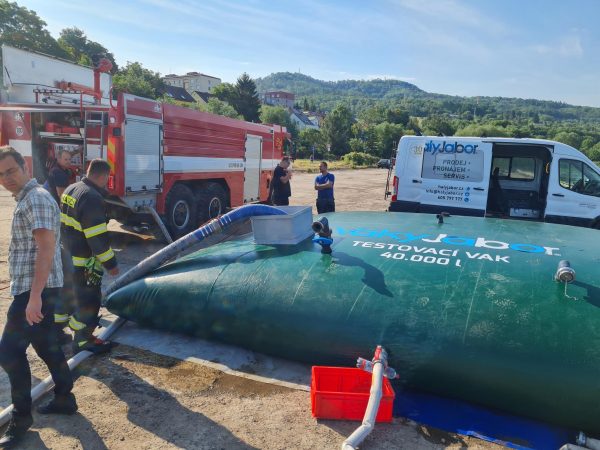 Testování vaku s hasiči u řeky Labe.